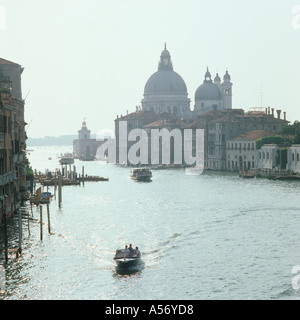 Grand Canal et l'église de Santa Maria della Salute vue depuis le pont de l'Accademia, Venise, Vénétie, Italie Banque D'Images