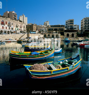 Bateau de pêche traditionnelle locale (Luzzus ou Kajjiks), St Julian's Harbour, Malte Banque D'Images