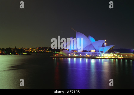 Sydney Opera House soirée courts en bleu Banque D'Images