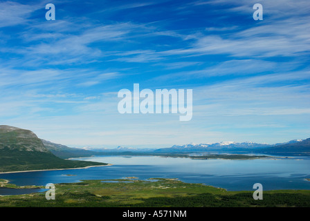 Regardez de Lac de montagne à Akka, Sjoefallet Akkajaure Stora Nationalpark, UNESCO World Habitat Laponia, Suède, Scandinavie Banque D'Images