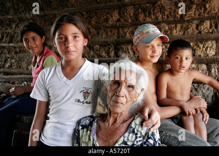 Painet ja1326 venezuela famille castano village éloigné hills barquisimeto l'état de Lara l'Amérique latine sud enfant kid enfants Banque D'Images