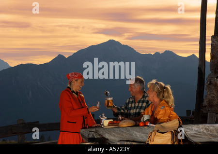 Femme couple servant de alpine hut Banque D'Images