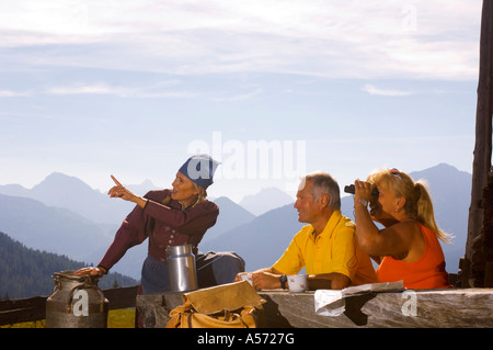 Couple dans la cabane de montagne, des paysans woman pointing Banque D'Images