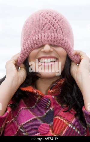 Jeune femme les yeux couverts par la Pac, smiling, close-up Banque D'Images