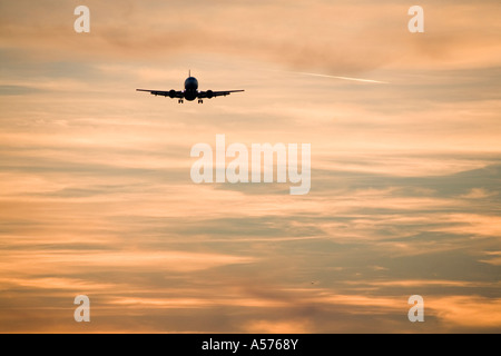 Avion en crépuscule, silhoutte of mountain range at sunset Banque D'Images