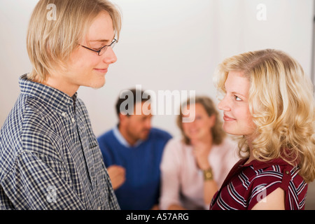 Couple, les parents assis en arrière-plan Banque D'Images