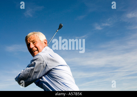 Senior man holding golf club Banque D'Images
