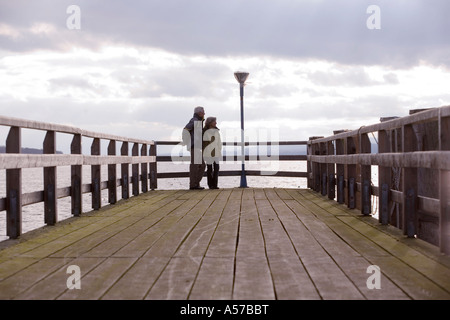 Senior couple standing on jetty Banque D'Images
