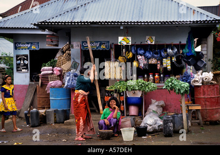 Market Shop Grocer Toba Batak (Toba,Karo,Simalungun,Pak Pak, Mandliing, Angkola)tribus Batak,Lac Toba,Sumatra,Indonésie) Banque D'Images