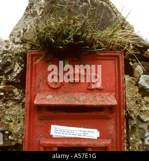 Malmsmead Devon UK post box rural ouverture avec autocollant collection non vide Banque D'Images