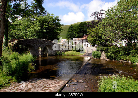 Malmsmead Exmoor Devon UK Ford et pont sur la rivière East Lyn Banque D'Images