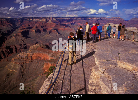 Les gens les touristes visitant vue depuis Mather Point sur la rive sud du Grand Canyon dans le Parc National du Grand Canyon Arizona États-Unis Amérique du Nord Banque D'Images