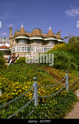 Bournemouth Dorset UK Russell Coates Art Gallery garden woman sitting in sun Banque D'Images