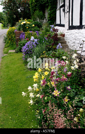 Worcestershire Royaume-uni Cropthorne peu Findon Chalet jardin Banque D'Images