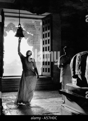 La prière du matin de Saurashtra temple Somnath Gujarat Inde 1963 Banque D'Images