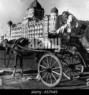 Victoria la calèche à l'ancienne Hôtel Tajmahal Taj Mahal Bombay Mumbai Maharashtra Inde 1957 Banque D'Images