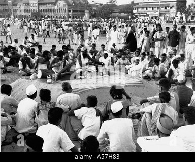 Musiciens jouant des instruments de musique harmonium drum ektara Chowpatty Bombay Maharashtra Inde 1957 Banque D'Images
