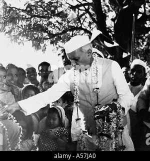 Visiter Pandit Jawaharlal Nehru Inde rurale d'Uttar Pradesh India 1953 Banque D'Images