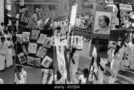 Fête de l'indépendance indienne défilé procession portant des bannières Bombay Mumbai Maharashtra Inde Asie 15 août 1947 ancienne image vintage 1900 Banque D'Images