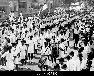 Fête de l'indépendance procession musiciens rassemblement de foule dans la rue Bombay Mumbai Maharashtra Inde, 15 août 1947 vieux vintage 1900s image Banque D'Images