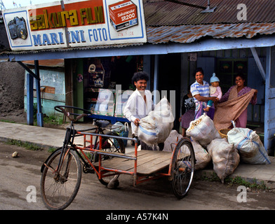 Market Shop Grocer Toba Batak (Toba,Karo,Simalungun,Pak Pak, Mandliing, Angkola)tribus Batak,Lac Toba,Sumatra,Indonésie) Banque D'Images