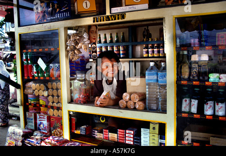 Smiling Little Girl Market Shop Grocer Toba Batak (Toba,Karo,Simalungun,Pak, Mandliing, Angkola)tribus Batak,Lac Toba,Sumatra,Indonésie) Banque D'Images