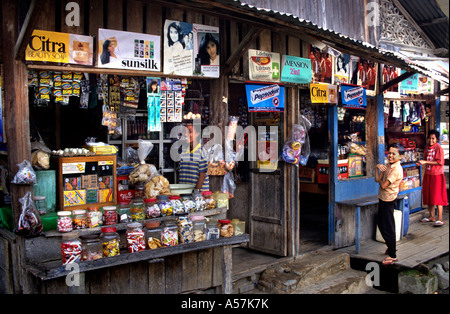 Market Shop Grocer Toba Batak (Toba,Karo,Simalungun,Pak Pak, Mandliing, Angkola)tribus Batak,Lac Toba,Sumatra,Indonésie) Banque D'Images