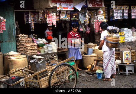 Market Shop Grocer Toba Batak (Toba,Karo,Simalungun,Pak Pak, Mandliing, Angkola)tribus Batak,Lac Toba,Sumatra,Indonésie) Banque D'Images