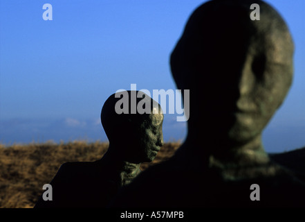 Morceau de conversation, la sculpture à Little Haven Beach, South Shields, Tyne & Wear (loin focus) Banque D'Images