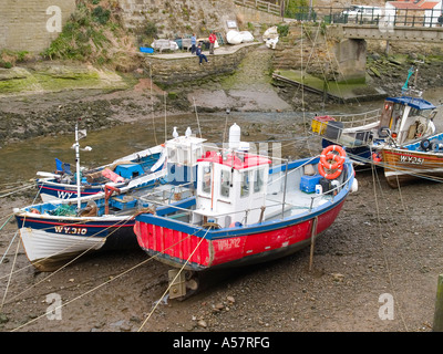 Les bateaux de pêche sont amarrés dans le refuge de Roxby Beck à Staithes North Yorkshire UK Banque D'Images