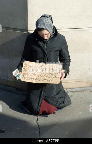 Femme sans-abri mendier dans les rues de Paris France Europe Banque D'Images