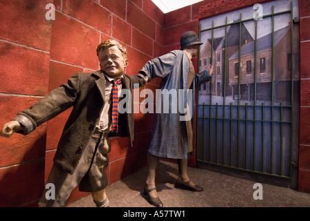 Afficher modèle mère faisant glisser à son fils premier jour à l'école à l'École de Scotland Street à Glasgow Royaume-Uni Banque D'Images