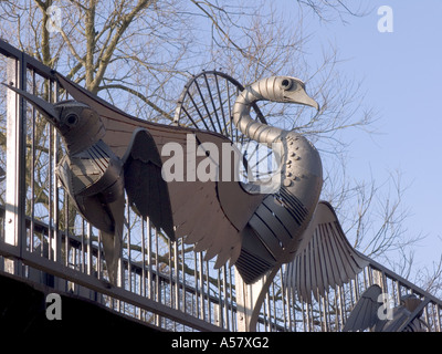 Swan sculpture de métal sur le pont à Sutton Stop.Hawkesbury junction.Coventry West Midlands England Banque D'Images