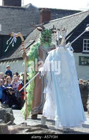 L'homme vert répond à la Reine du givre sur le pont à Oisans Shropshire au cours de l'assemblée annuelle peut jour festival Banque D'Images