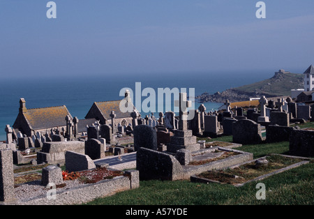 Pierres tombales du cimetière et chapelle en Barnoon St Ives, Cornwall, UK Banque D'Images