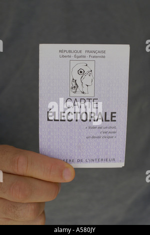 La main de l'homme montre sa carte de vote français Banque D'Images