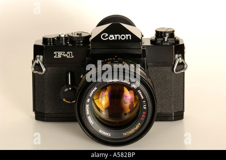 Appareil photo reflex analogique Canon F-1 de l'avant des années 1970 Banque D'Images