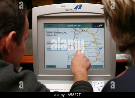 Terminal pour calculer le numéro sans frais, que les conducteurs de camions doivent payer pour utiliser l'autoroute allemande Banque D'Images