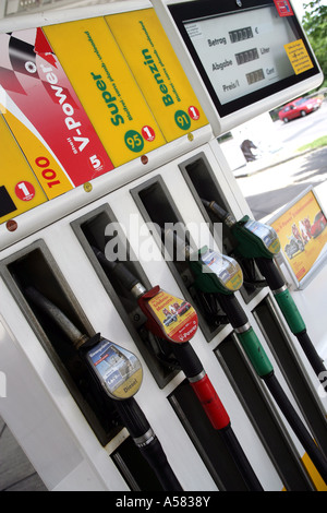 La buse de carburant à une station d'essence Shell Banque D'Images