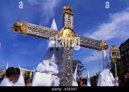 Procession , pénitents avec croix , Semana Santa , Semaine Sainte , Pâques , Granada , Andalusien , Espagne , Europe Banque D'Images