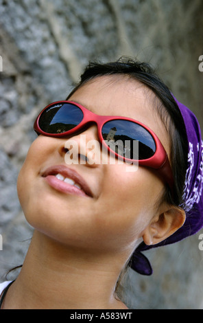 France Portrait d'une fillette de neuf ans portant des lunettes de soleil et souriant