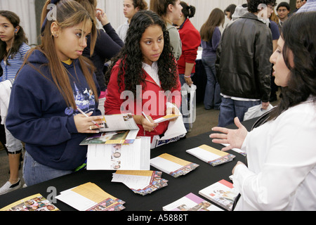 Miami Florida,National College Fair,enseignement supérieur,information,étudiants planification de carrière,décision,direction,recruteur,femme noire femme femme wome Banque D'Images