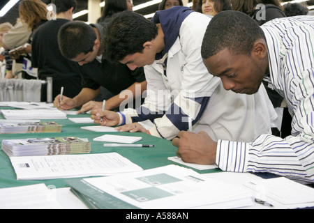 Miami Florida,National College Fair,enseignement supérieur,information,étudiants planification de carrière,décision,direction,recrutement,Black man men men male,com Banque D'Images