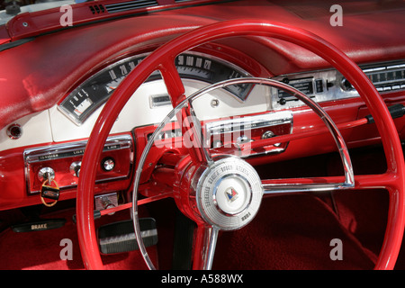 Miami Florida,Coral Gables,Classic car Show,collectionneurs,nostalgie,restaurer,hobby,Americana,1957 Ford Fairlane,intérieur,volant,tableau de bord,F Banque D'Images