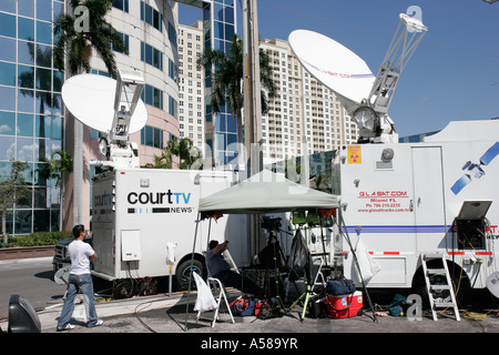 Pi.Fort Lauderdale Florida,Anna Nicole Smith audience funéraire,décès de célébrité,surdose,nouvelles de câble de CourtTV,camion satellite de parabole,camion,FL070222005 Banque D'Images