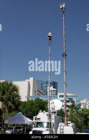 Pi.Fort Lauderdale Florida,Anna Nicole Smith audience funéraire,décès de célébrité,surdose,communications de télévision mobile par satellite,poteau étendu,FL070222019 Banque D'Images