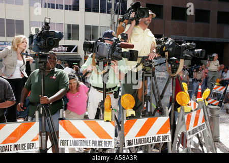 Pi.Fort Lauderdale Florida,Anna Nicole Smith audience funéraire,décès de célébrité,surdose,médias,caméras de télévision,nouvelles de breaking,barricades,FL070222027 Banque D'Images