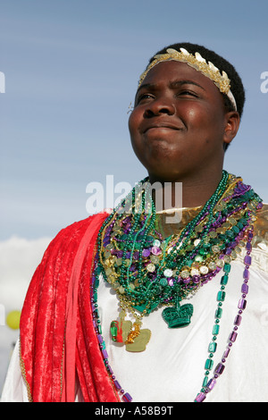 Miami Beach Florida, Flamingo Park, Mardi gras Parade Black man hommes, étudiants perles, costume, King, FL070224154 Banque D'Images