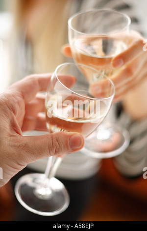 Couple avec verres close up Banque D'Images