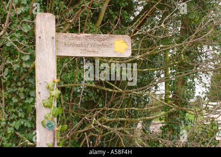 Panneau en bois de Sentier public pointant vers Halnaker Windmill dans le parc national de South Downs, près de Chichester, West Sussex, Angleterre, Royaume-Uni Banque D'Images